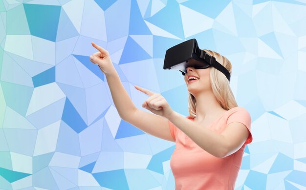 tecnologia, realidade virtual, entretenimento e conceito de pessoas - jovem feliz com fone de ouvido de realidade virtual ou óculos 3d fundo de textura de baixo poli azul