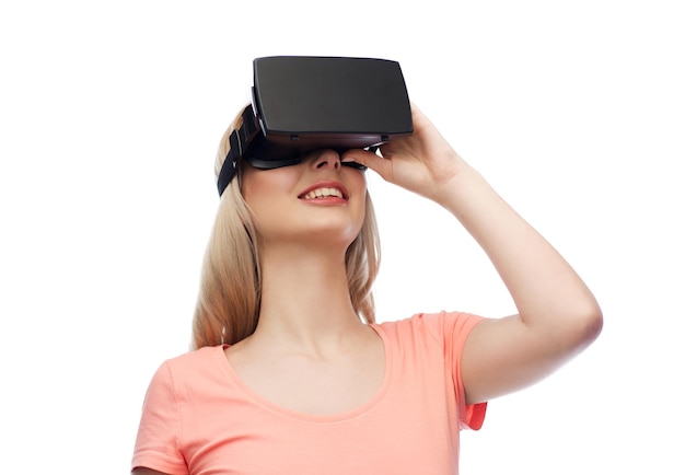 tecnologia, realidade virtual, entretenimento e conceito de pessoas - jovem feliz com fone de ouvido de realidade virtual ou óculos 3d