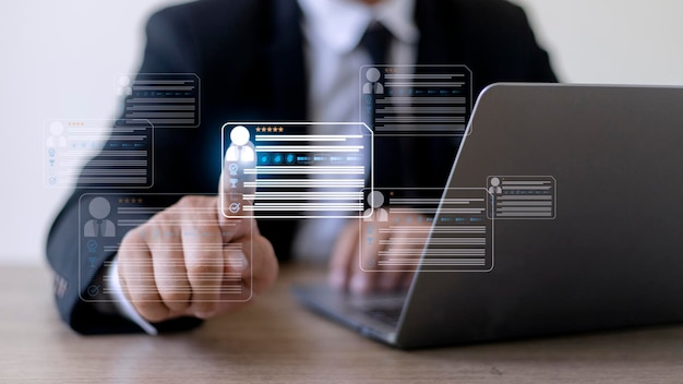 Tecnología de recursos humanos En línea y tecnologías modernas para simplificar el sistema de recursos humanos El gerente de recursos humanos revisa el currículum en línea para elegir el empleado perfecto para su empresa