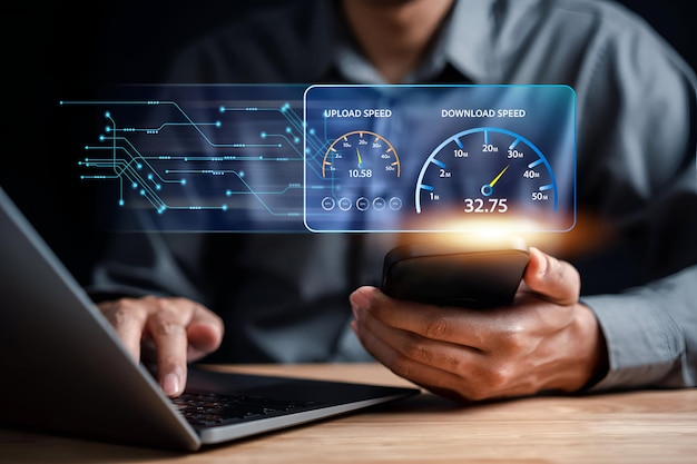 Tecnología de red de ancho de banda de prueba de velocidad de conexión a Internet rápida Hombre que utiliza Internet de alta velocidad por teléfono inteligente Optimización de velocidad de calidad 5G