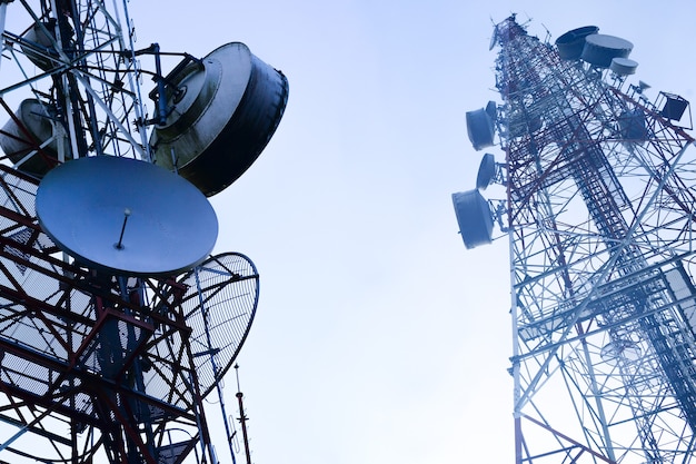 Tecnologia sem fio de antenas de tv de mastro de telecomunicação com céu azul