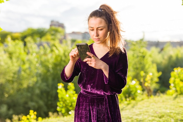 Tecnología de smartphone utilizando por una bailarina joven hispana