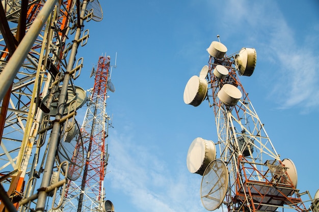 Tecnología de telecomunicaciones para su conexión de red con cielo azul.