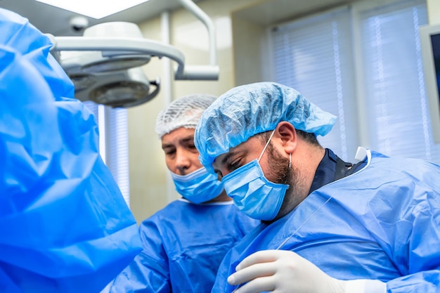 Tecnologías hospitalarias profesionales operativas Equipo médico estéril en el proceso quirúrgico