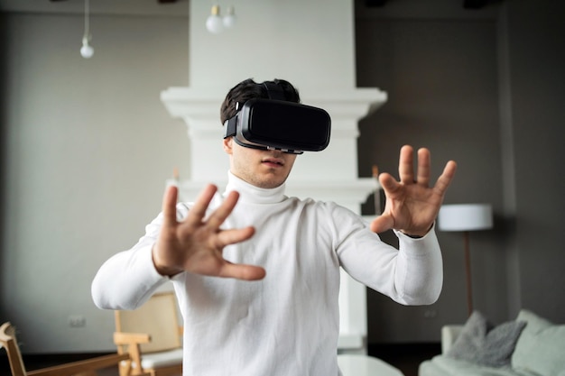 Tecnologias modernas Óculos VR 3d em realidade virtual de cor preta um homem aprende a estar em um novo digital