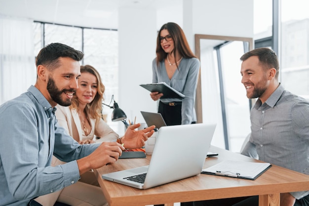 Tecnologías modernas Grupo de empresarios que trabajan en el proyecto en la oficina