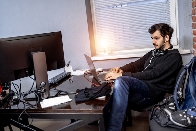 Foto tecnologías de programación y codificación de diseño de sitios web. hombre en el trabajo cerca de computor. oficina creativa