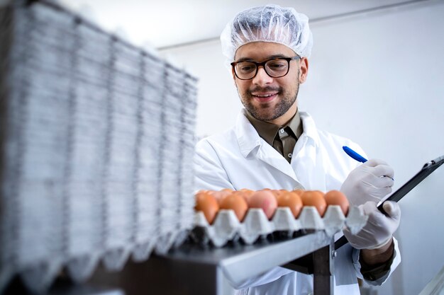 Tecnólogo de una fábrica de alimentos que controla la producción de alimentos y huevos en la granja.