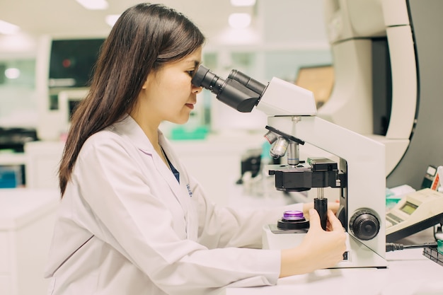 Tecnólogo médico está trabalhando no laboratório.