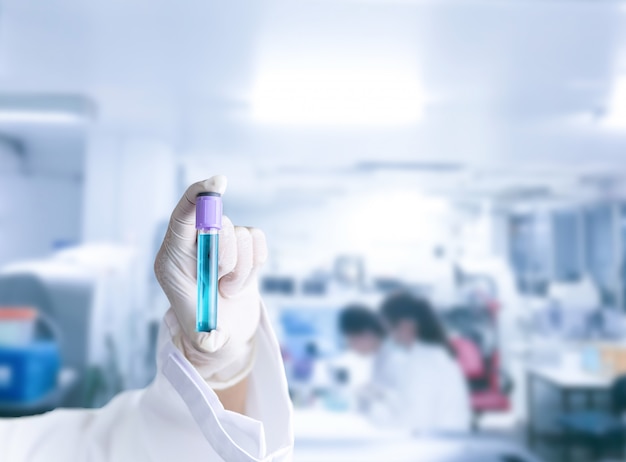 El tecnólogo médico mantiene la vacuna antivirus contra la gripe y el coronavirus en el laboratorio