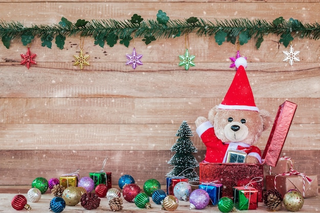 Foto teddy bear en santa cruz vestido con caja de regalo