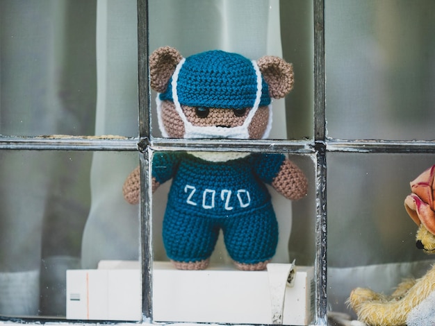 Foto teddy im fenster - 2020 covid-19