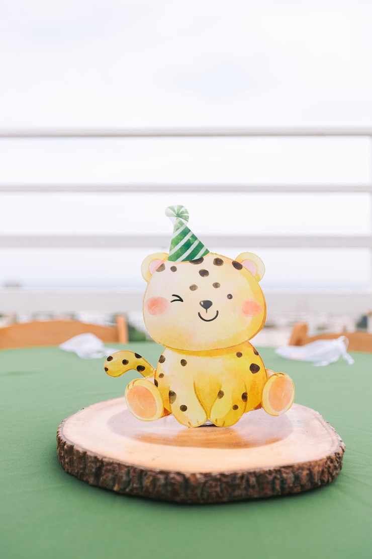 Foto teddy tigger com um chapéu verde senta-se em um tronco