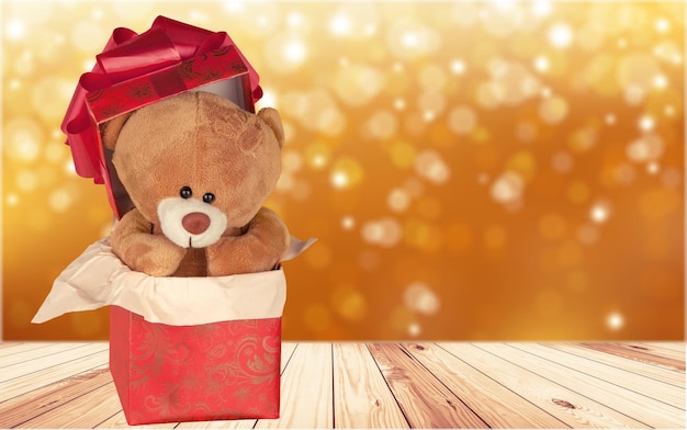 Teddybär in roter Geschenkbox mit Schleife
