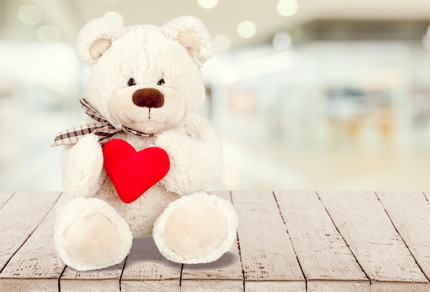 Teddybär mit Herz auf hellem Hintergrund