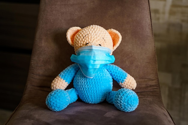 Teddybär mit medizinischer Schutzmaske Schutz vor Coronavirus Spielzeugbär in Maske zur Vorbeugung von Viren