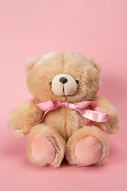 Teddybär mit rosa Schleife