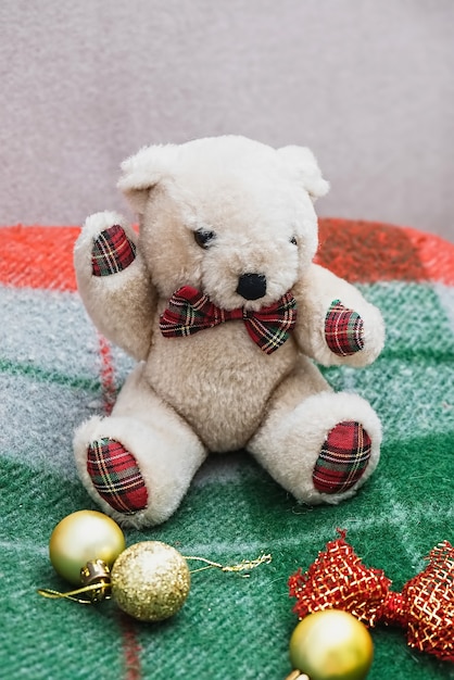 Teddybär und Weihnachtsschmuck, kariertes rotgrünes Plaid