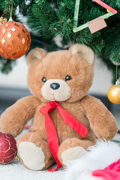 Teddybär unter Baum des neuen Jahres