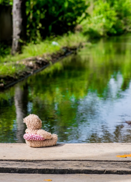 Teddybärpuppenspielzeug mit schwimmendem Rettungsring