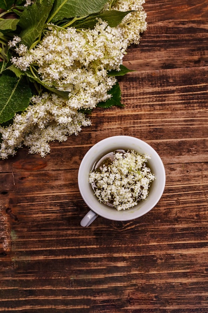 Tee aus frischen Holunderblüten. Heißes Getränk, Alternativmedizin