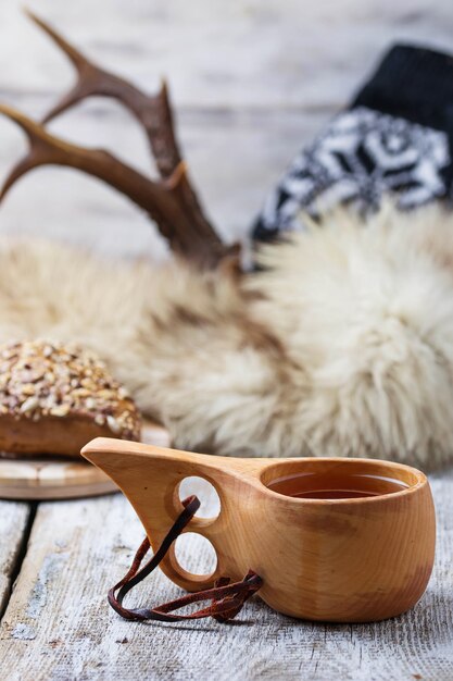 Tee in der traditionellen finnischen Schale kuksa