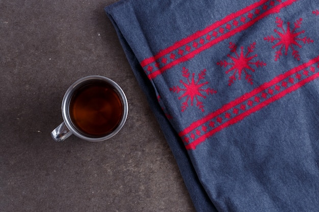 Tee in einem Weinlesebecher auf Weinlese Weihnachten