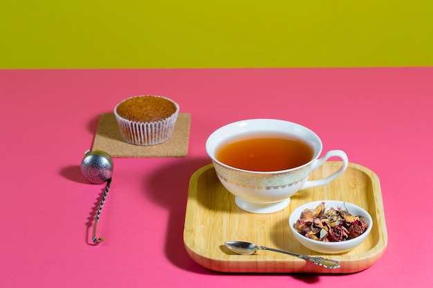 Tee in einer Tasse mit Dessert auf hellem Hintergrund