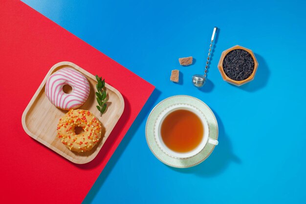 Tee in einer Tasse mit Dessert auf hellem Hintergrund