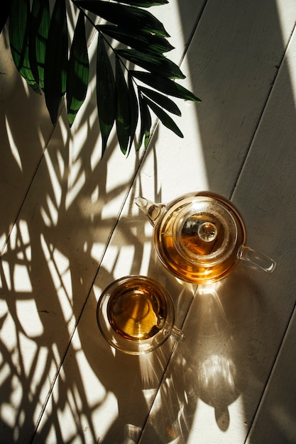 Tee in einer Teekanne in der Sonne auf Hintergrundnahaufnahme