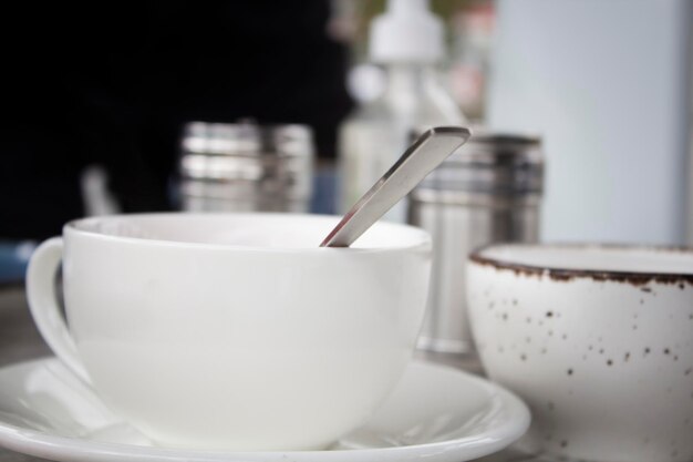 Tee in einer weißen Tasse auf dem Tisch