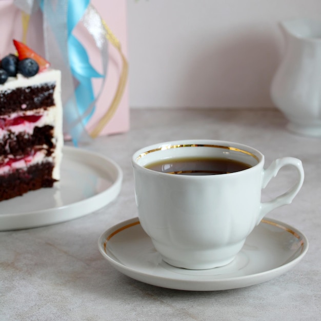 Tee in einer weißen Tasse mit einer Untertasse auf dem Tisch Tea Party Dessert Leckereien