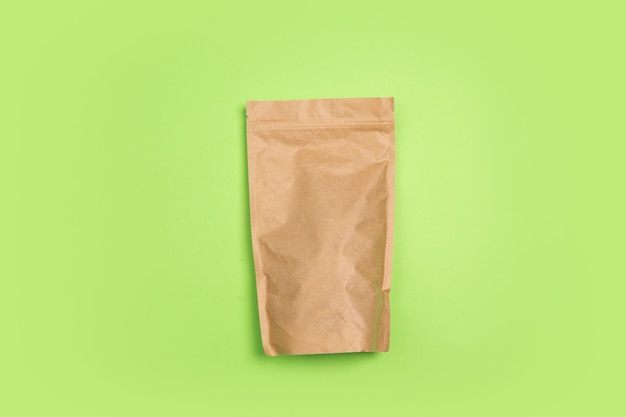 Tee, Kaffeepaket. Umweltfreundliches Leben - organisches Recyclingmaterial ersetzt Polymere und Kunststoffanaloga. Wohnstil, natürliche Produkte zum Recycling und nicht schädlich für Umwelt und Gesundheit.