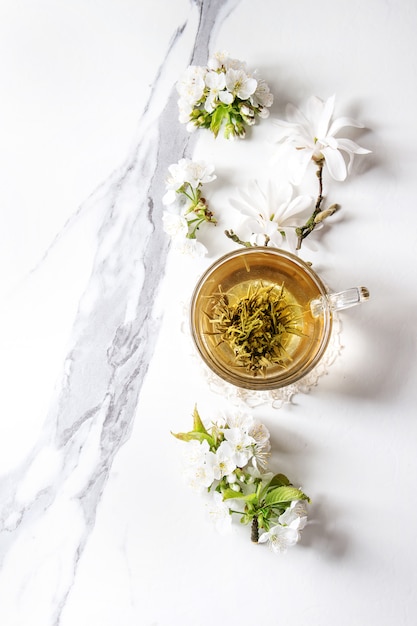 Tee mit Frühlingsblumen