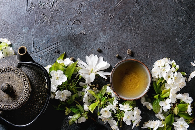 Tee mit Frühlingsblumen