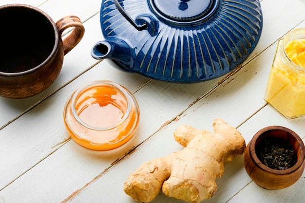 Tee mit Ingwerextrakt,Zitrone und Honig.Ingwertee Zutaten