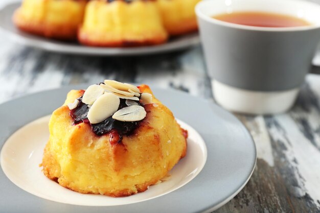 Tee mit Kuchen auf Holzhintergrund