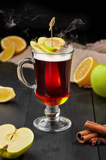 Tee mit Äpfeln Zitrone Zimt Nelken und Sternanis