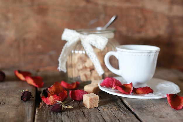 Tee mit Rosenblüten und Zucker