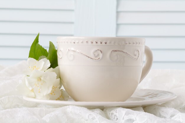 Tee mit weißen Blüten