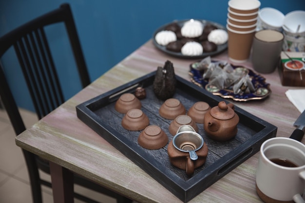 Tee-Ton-Set auf dem Tisch mit Marshmallows Frühstück im Zimmer Teetrinken im Café