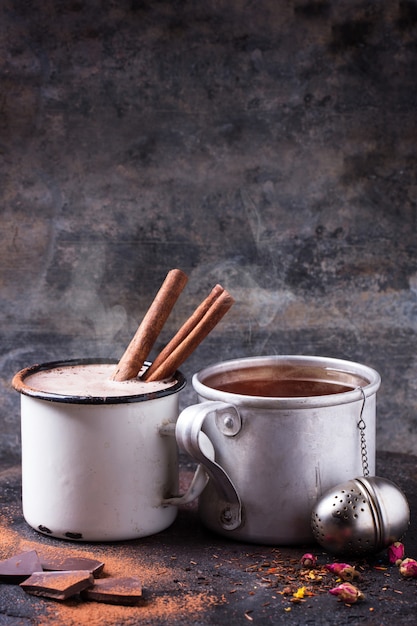 Tee und heiße Schokolade