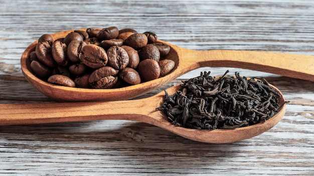 Tee und Kaffee in Holzlöffeln. Wahl zwischen Tee und Kaffee