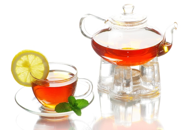 Tee wird in eine Teetasse aus Glas gegossen
