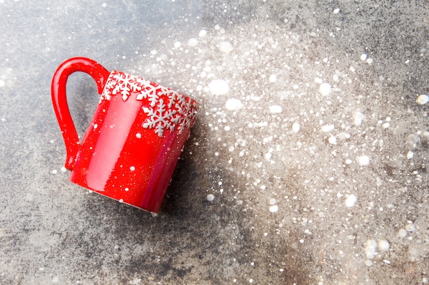 Teebecher mit Weihnachtsdekoration auf Stein