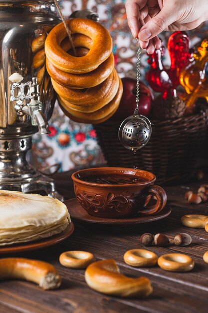 Foto teefest mit pfannkuchen, samovar-tee und gurken