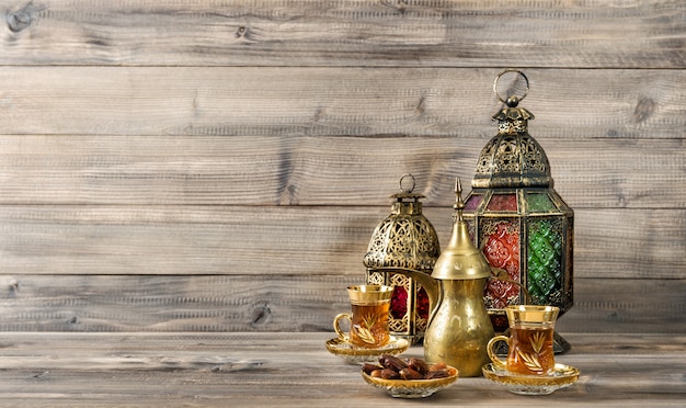 Teegläser mit goldener orientalischer Teekanne