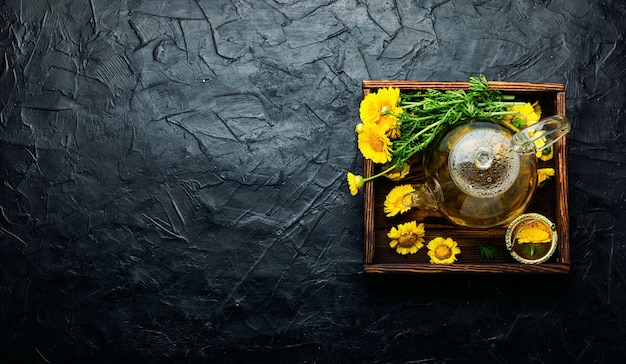 Teekanne aus Glas mit Chrysanthemenblütentee. Blumentee. Pflanzenheilkunde. Kräutermedizin und Homöopathie.Kräutertee.Textfreiraum