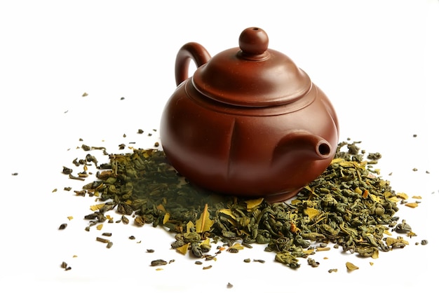 Teekanne aus Ton für den chinesischen Tee und grünen Tee auf weißem Hintergrund