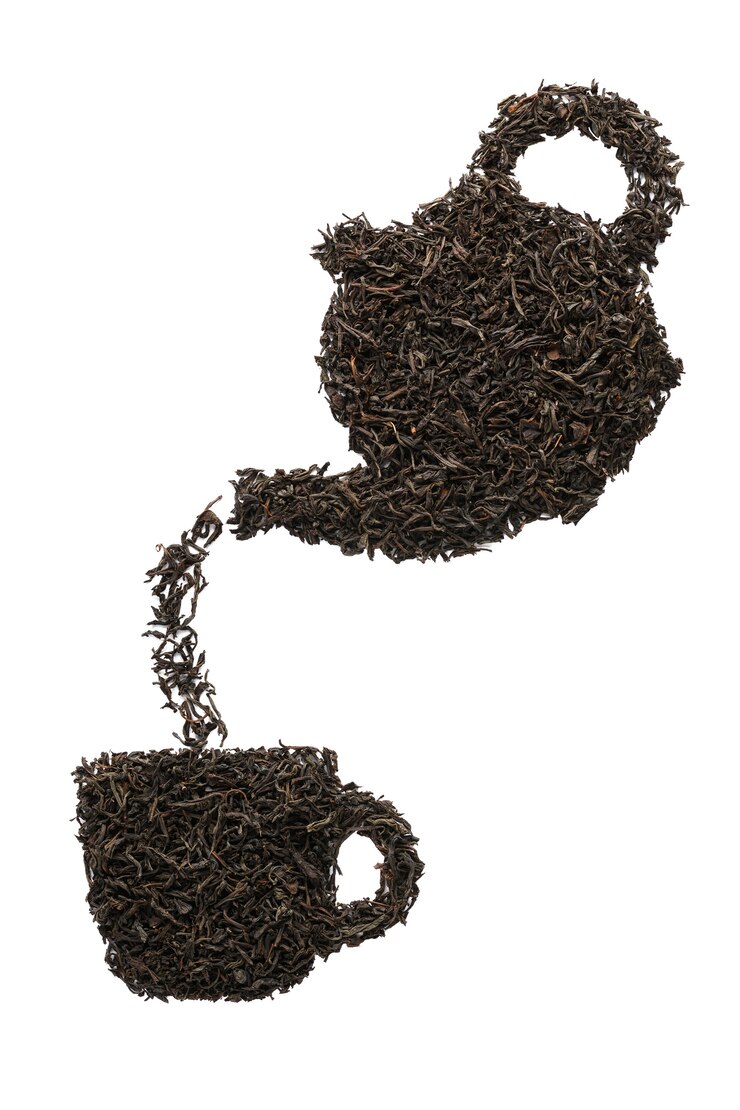Teekanne gießt Tee in eine Tasse. Silhouette aus trockenen schwarzen Teeblättern. Isoliert.